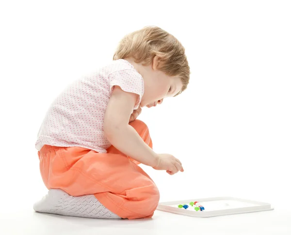 Дівчина грає з мозаїкою — стокове фото