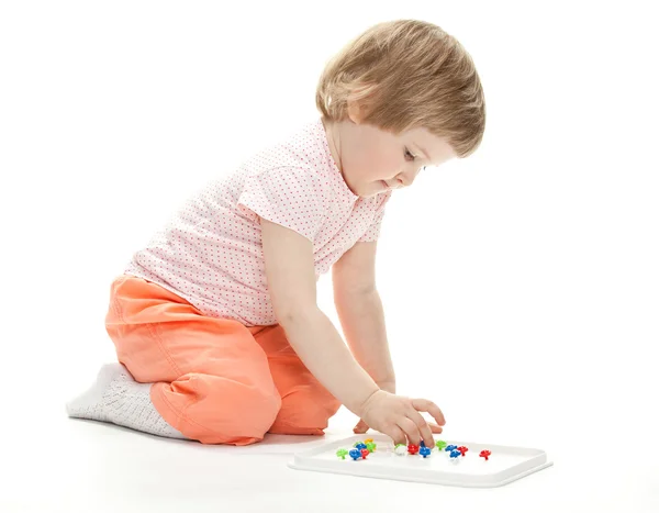 Девушка играет с мозаикой — стоковое фото