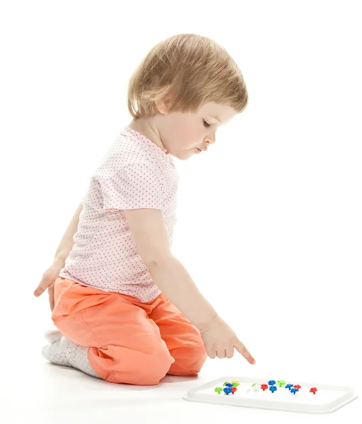 Дівчина грає з мозаїкою — стокове фото