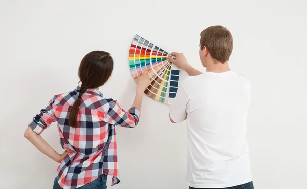 Casal discutindo uma renovação de uma casa — Fotografia de Stock