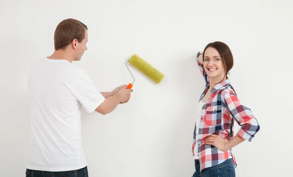 Familia reparando un piso nuevo — Foto de Stock