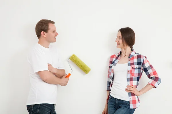 Par diskuterar en renovering av ett hem — Stockfoto