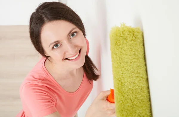 Woman painting a wall — Stock Photo, Image