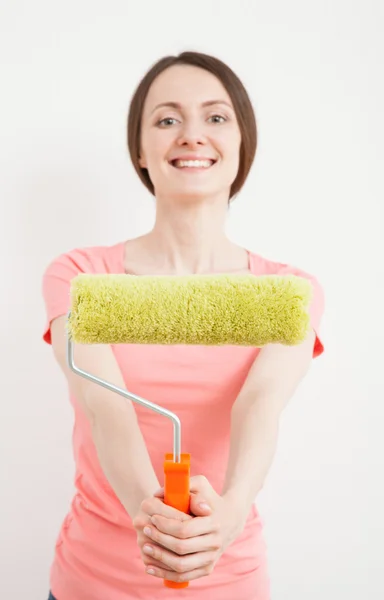 Vrouw met een roller — Stockfoto