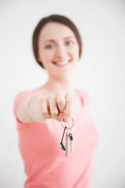 Donna che raggiunge un mucchio di chiavi — Foto Stock