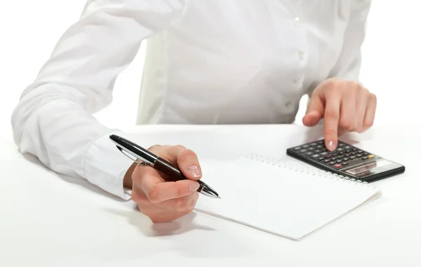 Mãos com calculadora, caneta e folha de papel — Fotografia de Stock