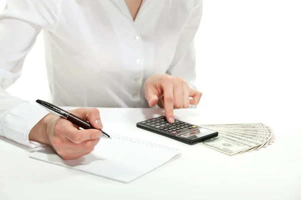 Contabilista calculando receitas e custos — Fotografia de Stock