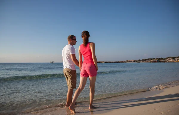 Paar spaziert am Meeresufer entlang — Stockfoto