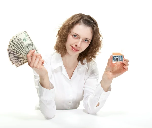 Kvinnan visar dollar sedlar och hus modell — Stockfoto