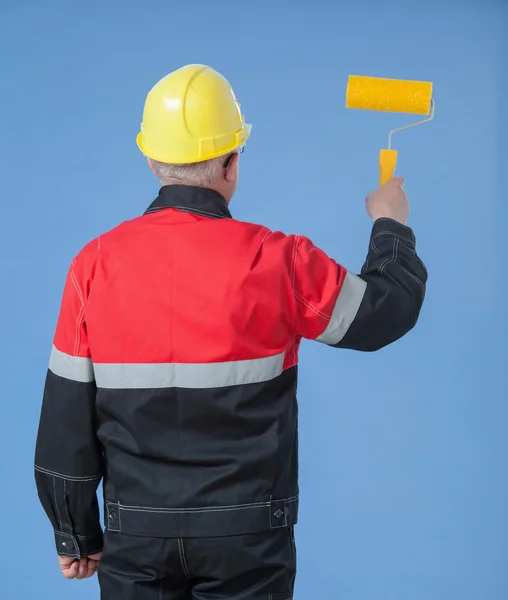 Pintor sosteniendo un rodillo — Foto de Stock