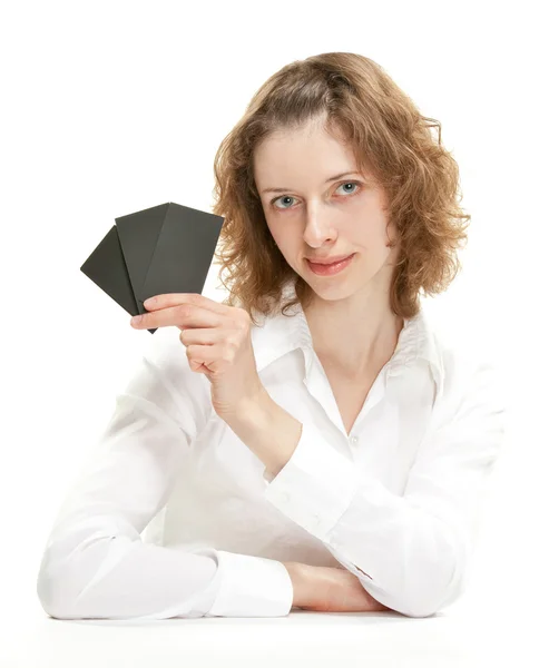 Женщина показывает пустые карточки — стоковое фото