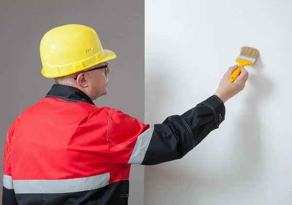 Schilder schilderen een muur — Stockfoto