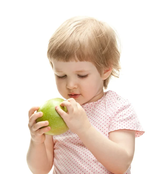 Niño examinando manzana —  Fotos de Stock