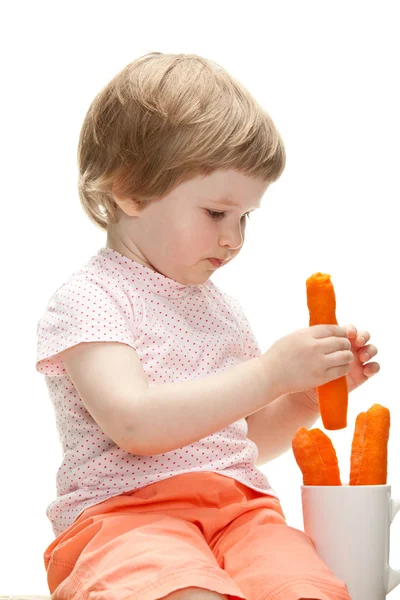 Menina comer cenoura — Fotografia de Stock
