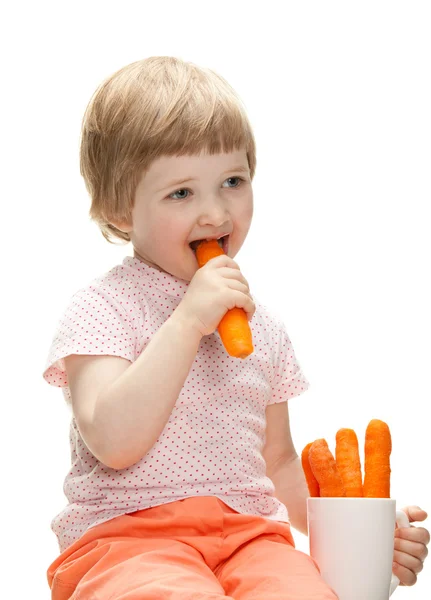 Baby isst Möhre — Stockfoto