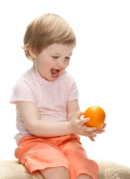 Niño jugando con naranja —  Fotos de Stock