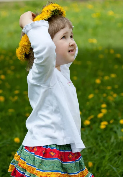 Fille portant chapelet jaune — Photo
