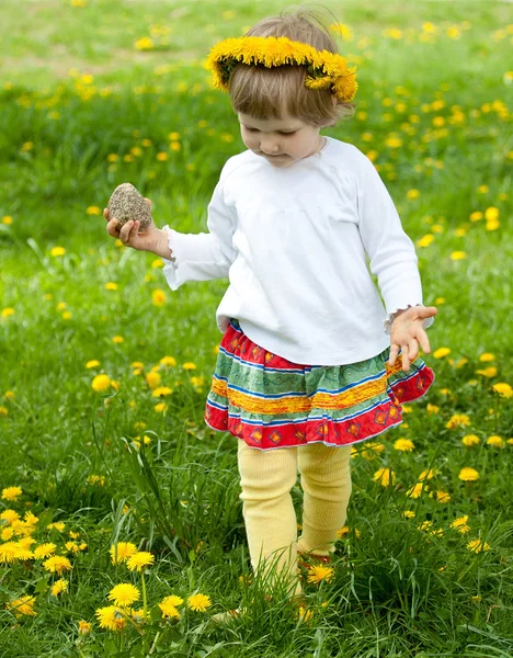 Ragazza in chaplet giallo — Foto Stock