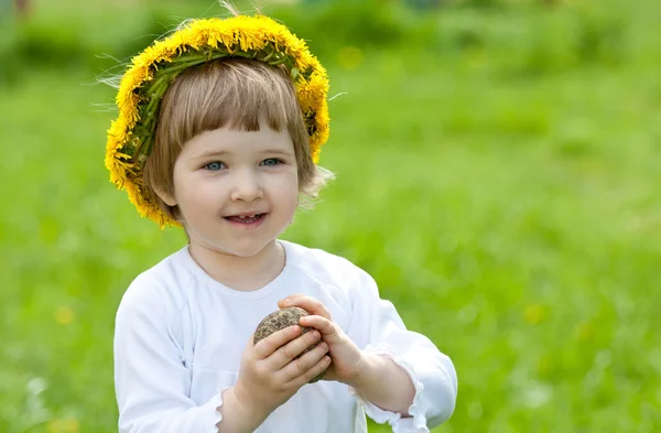 Kız sarı çelenk — Stok fotoğraf