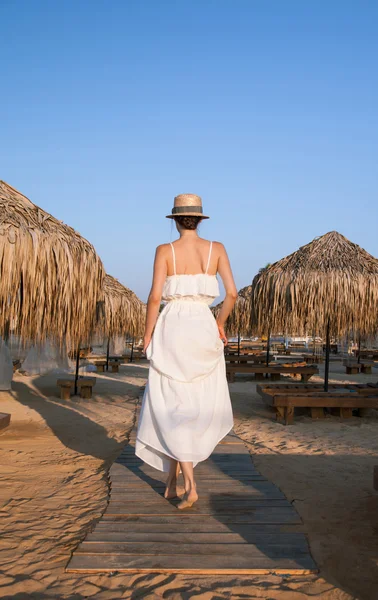 Mujer caminando por la playa — Foto de Stock