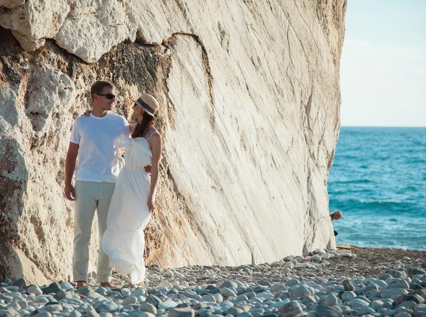 Fiatal ouple közelében a rock — Stock Fotó