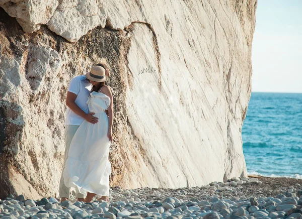 Unga ouple nära klippan — Stockfoto