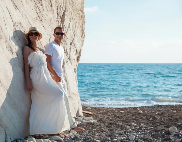 Fiatal ouple közelében a rock — Stock Fotó