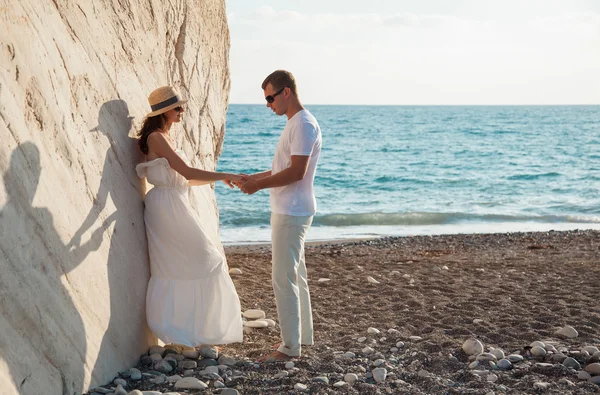 Fiatal ouple közelében a rock — Stock Fotó