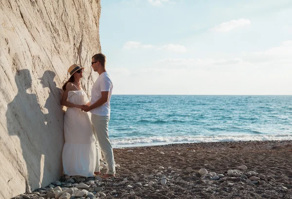 Młodzi ouple w pobliżu rock — Zdjęcie stockowe