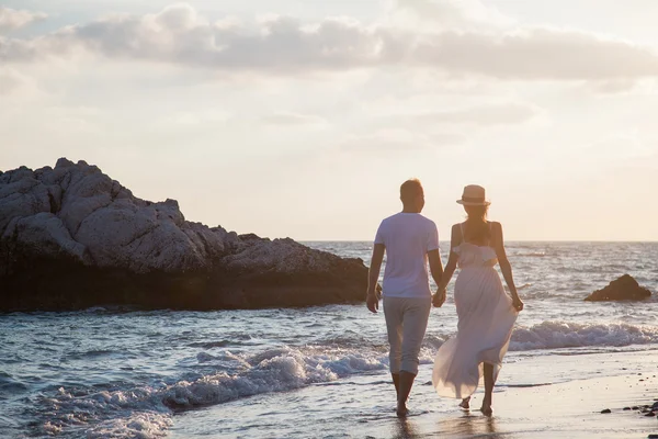 Young couple walking — Stock Photo, Image