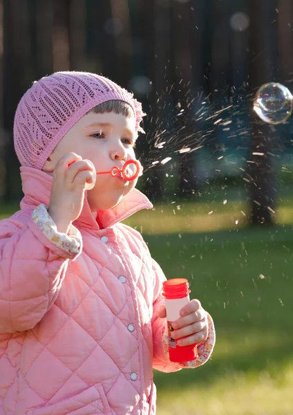 Chica haciendo burbujas de jabón — Foto de Stock