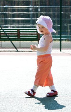 Kız bir stadyumda yürüyüş