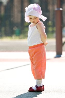 Şapkalı ciddi kız