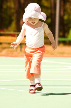 Küçük kız koşuyor 