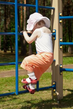 Çocuk bir merdiven tırmanma