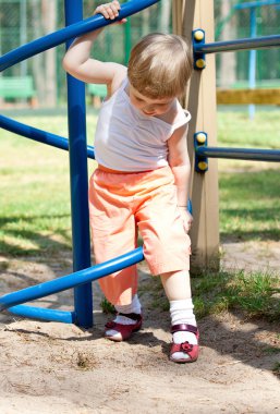 Bir stadyumda oynayan çocuk