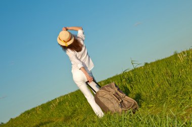 Bavullu genç bir kadın.