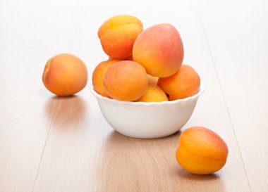 Beyaz bir kase içinde kayısı