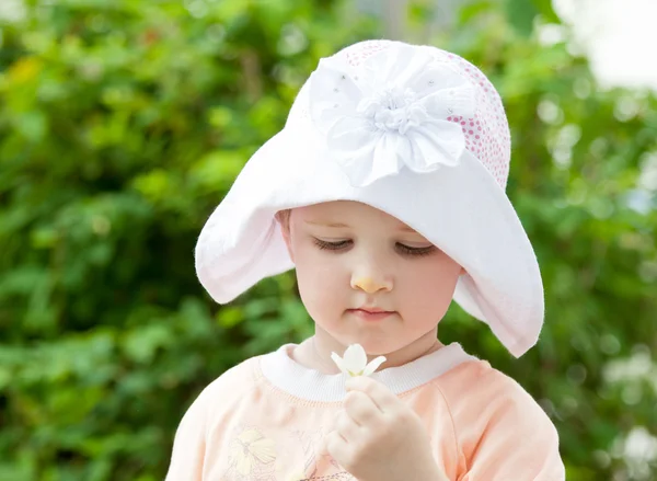 Flicka anläggning blomma — Stockfoto