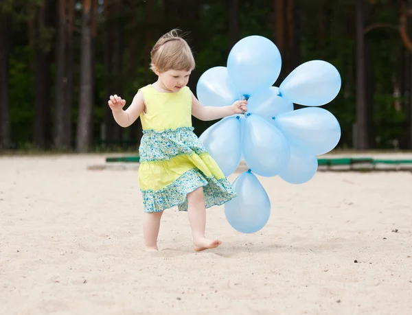 Meisje met ballonnen — Stockfoto