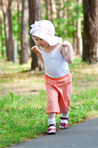 Nieuwsgierig meisje lopen — Stockfoto