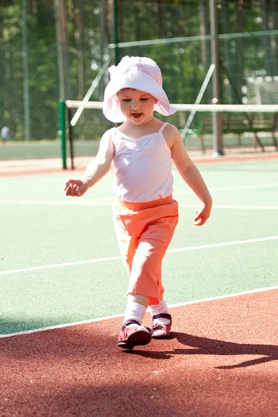 Enfant marchant dans un stade — Photo