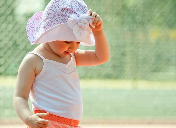 Liten flicka i en hatt — Stockfoto