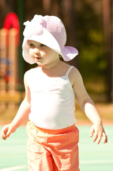 Little girl in a park — Stock Photo, Image