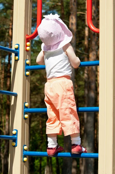 Enfant grimpant sur une échelle — Photo