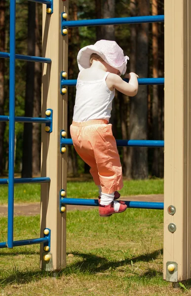 Enfant grimpant sur une échelle — Photo