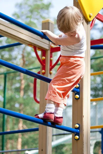 Enfant grimpant sur une échelle — Photo