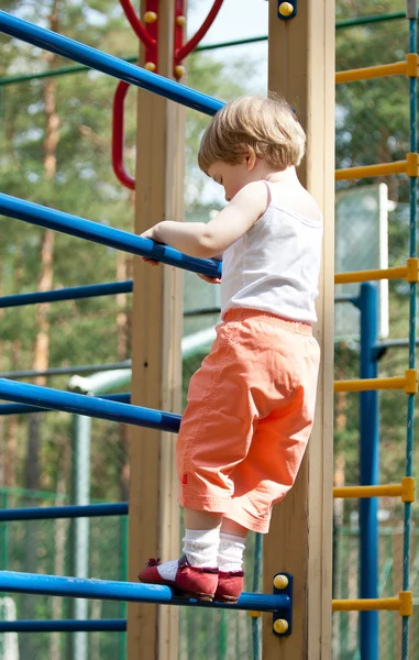 Enfant grimpant sur une échelle — Photo