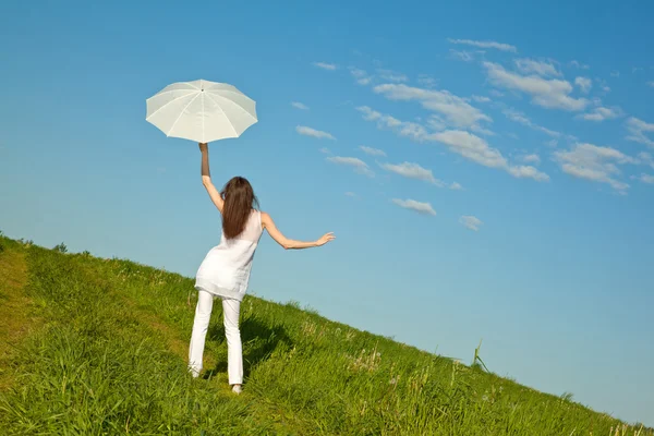 Flicka med vitt paraply — Stockfoto