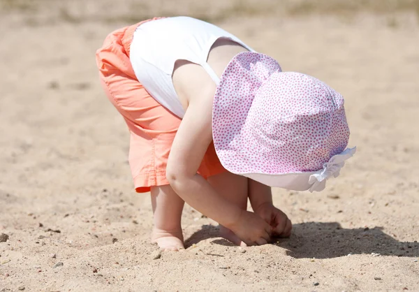 Flicka som leker på stranden — Stockfoto